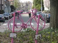 905259 Afbeelding van een roze fiets, op de rotonde aan het einde van de Burgemeester Reigerstraat bij het ...